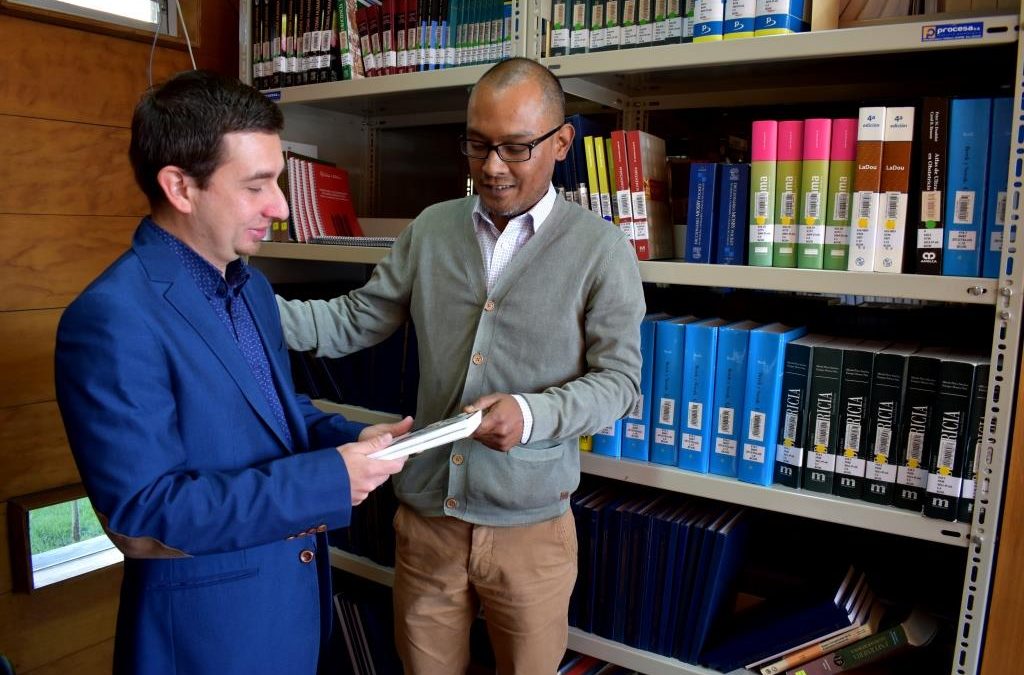 Académico entrega libros de su autoría a Biblioteca FACSAL para fortalecer bibliografía