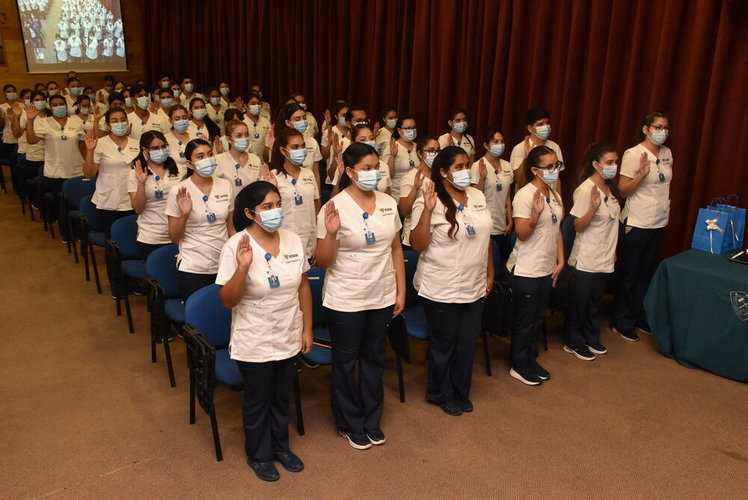 Un centenar de estudiantes de la UDA recibieron investidura el día internacional de la Enfermería